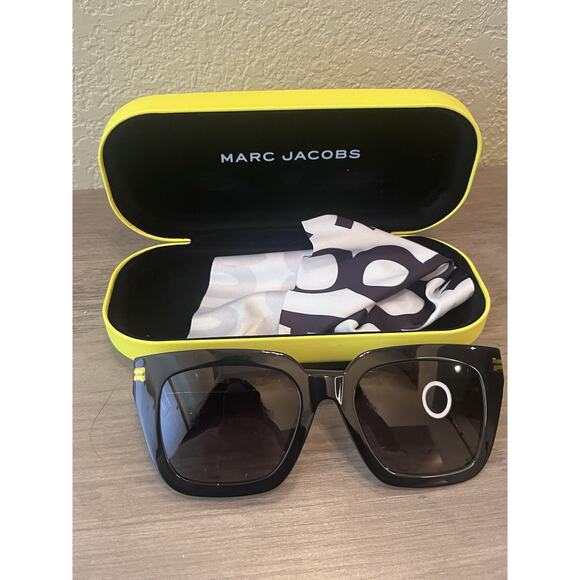 NWT Marc Jacobs Sunglasses - White Oversize Glasses includes Hard Case - Picture 1 of 2